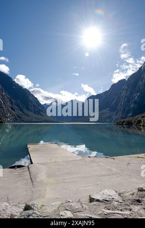 Pier am türkisfarbenen Wasser des Lake Llanganuco in den Anden Stockfoto
