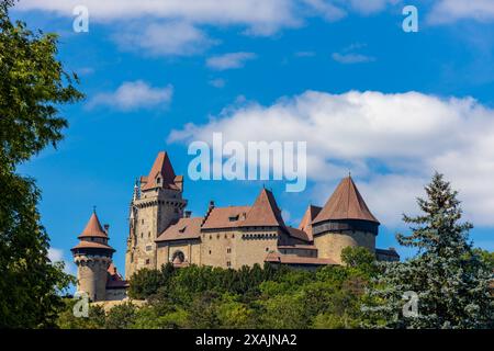 Burg Kreuzenstein in Österreich, Wien. Alte mittelalterliche Burg in Europa. Festung mit Backsteinmauern, Türmen, historische Festung Stockfoto