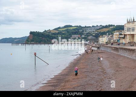 Teignmouth, England – 21. Juli 2023: Landschaftsblick auf die Promenade, den Strand und den viktorianischen Pier des Ferienorts Devon im Sommer Stockfoto