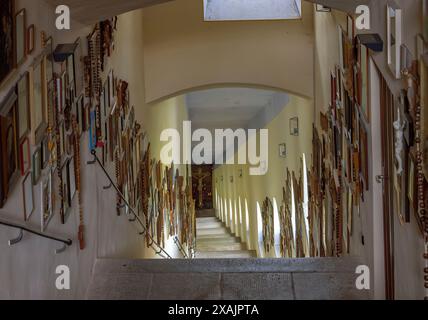 Gebetstreppe mit Votivtafeln in der Wallfahrtskirche Mariahilf, Paulinerkloster, Dreiflüssestadt Passau, Niederbayern, Bayern, Deutschland Stockfoto