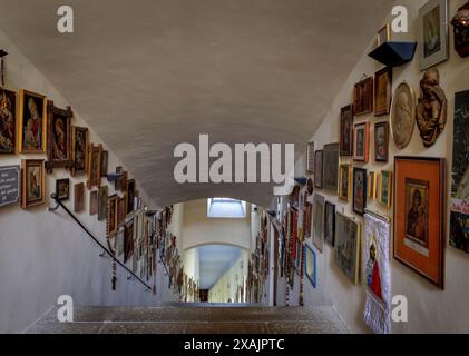 Gebetstreppe mit Votivtafeln in der Wallfahrtskirche Mariahilf, Paulinerkloster, Dreiflüssestadt Passau, Niederbayern, Bayern, Deutschland Stockfoto