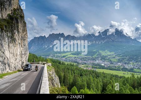 Cortina d'Ampezzo, Provinz Belluno, Venetien, Italien. Blick von der Dolomitenstraße zur Olympiastadt Cortina d'Ampezzo mit der Cristallo-Gruppe Stockfoto