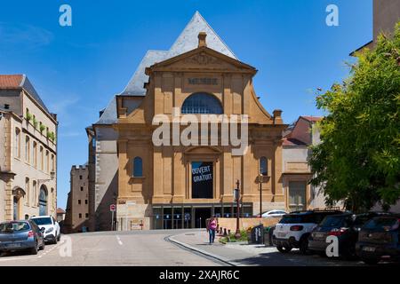 Metz, Frankreich - 24. Juni 2020: Das Museum La Cour d’Or beherbergt Sammlungen von Artefakten aus der Zeit der Römer bis zur Renaissance sowie Kunst vom 16. Bis zum 16. Juni Stockfoto