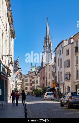 Nancy, Frankreich - 24. Juni 2020: Die Basilika Saint-Epvre ist eine extravagante gotische Basilika, die im 19. Jahrhundert vom Architekten Prosper Morey erbaut wurde Stockfoto