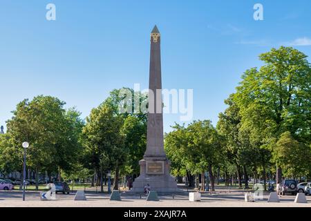 Nancy, Frankreich – 25. Juni 2020: Der Obelisk von Nancy ist ein Obelisk in der Gasse zwischen Place Carnot und Cours Léopold. Stockfoto