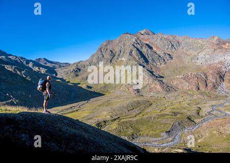 Ridnaun, Provinz Bozen, Südtirol, Italien. Beim Aufstieg zum Becherhaus, dem darunter liegenden Sandboden Stockfoto