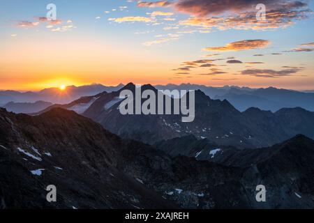 Ridnaun, Provinz Bozen, Südtirol, Italien. Sonnenaufgang leicht über dem Becherhaus mit Blick auf den Feuersteinen Stockfoto