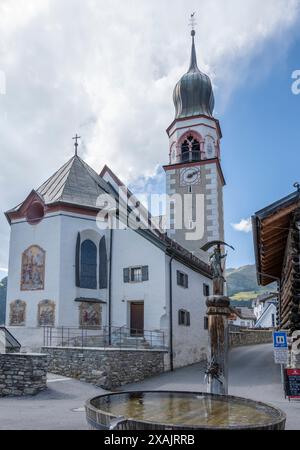 Österreich, Serfaus-Fiss-Ladis, Fiss Pfarrkirche St. Johannes des Täufers und St. Sebastian. Stockfoto