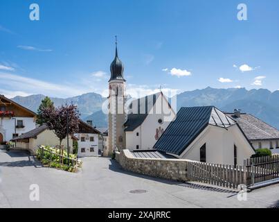 Österreich, Serfaus-Fiss-Ladis, Fiss Pfarrkirche St. Johannes des Täufers und St. Sebastian. Stockfoto