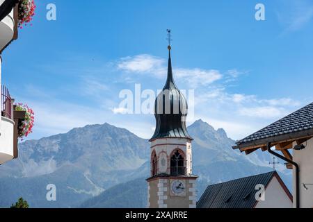 Österreich, Serfaus-Fiss-Ladis, Fiss Pfarrkirche St. Johannes des Täufers und St. Sebastian. Stockfoto