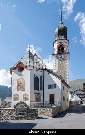 Österreich, Serfaus-Fiss-Ladis, Fiss Pfarrkirche St. Johannes des Täufers und St. Sebastian. Stockfoto