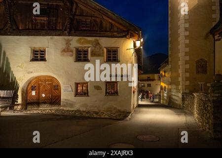 Österreich, Serfaus-Fiss-Ladis, Fiss, Dorfstraße bei Nacht. Stockfoto