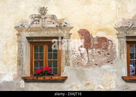 Österreich, Serfaus-Fiss-Ladis, Ladis Wandgemälde am Fenster des Gemeindezentrums. Stockfoto