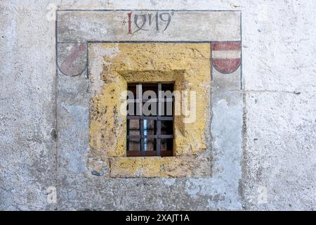 Österreich, Serfaus-Fiss-Ladis, altes Fenster ohne Glas. Stockfoto