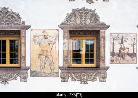 Österreich, Serfaus-Fiss-Ladis, Ladis Wandgemälde am Fenster des Gemeindezentrums. Stockfoto