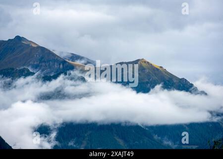 Österreich, Serfaus-Fiss-Ladis, Berglandschaft mit Wolken. Stockfoto