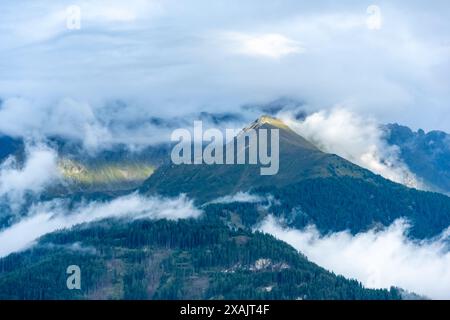 Österreich, Serfaus-Fiss-Ladis, Berglandschaft mit Wolken. Stockfoto