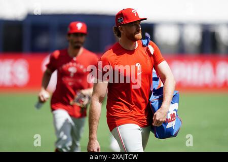 Die KORREKTE BESCHRIFTUNG UNTER Philadelphia Phillies' SPENCER TURNBULL wärmt sich während eines Workout-Tages vor dem Spiel der MLB London Series im London Stadium auf. Bilddatum: Freitag, 7. Juni 2024. Stockfoto