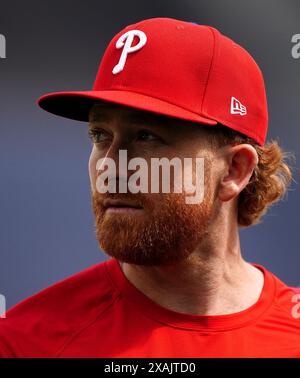 Die KORREKTE BESCHRIFTUNG UNTER Philadelphia Phillies' SPENCER TURNBULL wärmt sich während eines Workout-Tages vor dem Spiel der MLB London Series im London Stadium auf. Bilddatum: Freitag, 7. Juni 2024. Stockfoto