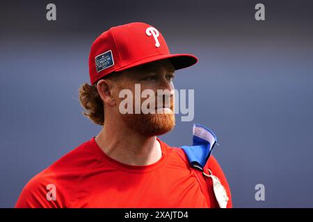 Die KORREKTE BESCHRIFTUNG UNTER Philadelphia Phillies' SPENCER TURNBULL wärmt sich während eines Workout-Tages vor dem Spiel der MLB London Series im London Stadium auf. Bilddatum: Freitag, 7. Juni 2024. Stockfoto