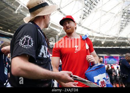 Der KORRIGIERENDE NAME wird VON BRYCE HARPER AN SPENCER TURNBULL ÜBERTRAGEN. KORREKTE BESCHRIFTUNG UNTER Philadelphia Phillies' Spencer Turnbull und Künstler Andy Brown (links) während eines Workout-Tages vor dem Spiel der MLB London Series im London Stadium. Bilddatum: Freitag, 7. Juni 2024. Stockfoto