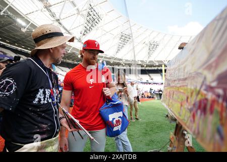 Der KORRIGIERENDE NAME wird VON BRYCE HARPER AN SPENCER TURNBULL ÜBERTRAGEN. KORREKTE BESCHRIFTUNG UNTER Philadelphia Phillies' Spencer Turnbull und Künstler Andy Brown (links) während eines Workout-Tages vor dem Spiel der MLB London Series im London Stadium. Bilddatum: Freitag, 7. Juni 2024. Stockfoto