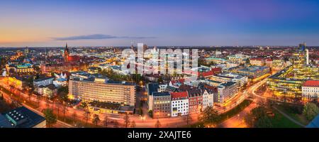 Panoramablick auf Hannover, Deutschland bei Sonnenuntergang Stockfoto