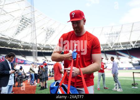 Die KORREKTE BESCHRIFTUNG UNTER Philadelphia Phillies' SPENCER TURNBULL wärmt sich während eines Workout-Tages vor dem Spiel der MLB London Series im London Stadium auf. Bilddatum: Freitag, 7. Juni 2024. Stockfoto