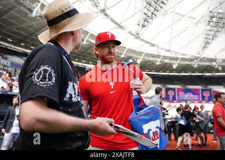 Der KORRIGIERENDE NAME wird VON BRYCE HARPER AN SPENCER TURNBULL ÜBERTRAGEN. KORREKTE BESCHRIFTUNG UNTER Philadelphia Phillies' Spencer Turnbull und Künstler Andy Brown (links) während eines Workout-Tages vor dem Spiel der MLB London Series im London Stadium. Bilddatum: Freitag, 7. Juni 2024. Stockfoto