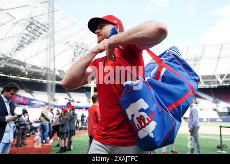 Die KORREKTE BESCHRIFTUNG UNTER Philadelphia Phillies' SPENCER TURNBULL wärmt sich während eines Workout-Tages vor dem Spiel der MLB London Series im London Stadium auf. Bilddatum: Freitag, 7. Juni 2024. Stockfoto