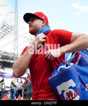 Die KORREKTE BESCHRIFTUNG UNTER Philadelphia Phillies' SPENCER TURNBULL wärmt sich während eines Workout-Tages vor dem Spiel der MLB London Series im London Stadium auf. Bilddatum: Freitag, 7. Juni 2024. Stockfoto