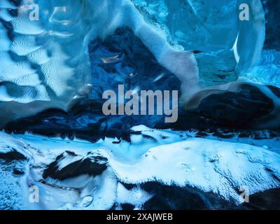 Tiefblaues Eis offenbart die Spalten, wie hier im Blauen Diamanten auf Breidamerkurjökull, einem Seitengletscher des Vatnajökull, Europas größtem Gletscher, Island Stockfoto