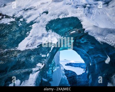 Tiefblaues Eis offenbart die Spalten, wie hier im Blauen Diamanten auf Breidamerkurjökull, einem Seitengletscher des Vatnajökull, Europas größtem Gletscher, Island Stockfoto