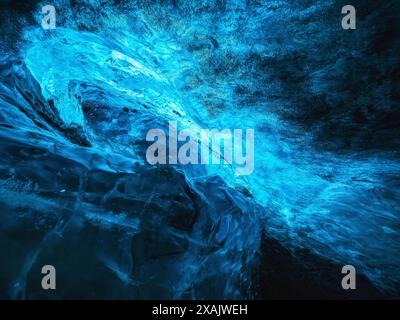 Tiefblaues Eis offenbart die Spalten, wie hier im Blauen Diamanten auf Breidamerkurjökull, einem Seitengletscher des Vatnajökull, Europas größtem Gletscher, Island Stockfoto