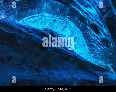 Tiefblaues Eis offenbart die Spalten, wie hier im Blauen Diamanten auf Breidamerkurjökull, einem Seitengletscher des Vatnajökull, Europas größtem Gletscher, Island Stockfoto