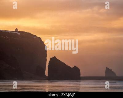 Panoramablick auf den Leuchtturm auf der Halbinsel Dyrholaey an Islands Südküste Stockfoto