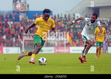 Isa Faysal (R) und australischer Stürmer Nestory Irankunda (L) im zweiten Legspiel der FIFA-WM-Qualifikation in Th Stockfoto