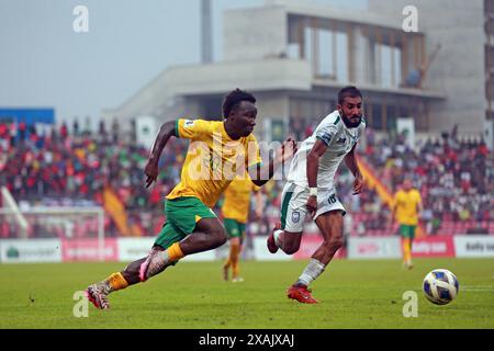 Isa Faysal (R) und australischer Stürmer Nestory Irankunda (L) im zweiten Legspiel der FIFA-WM-Qualifikation in Th Stockfoto