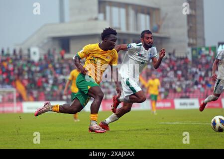 Isa Faysal (R) und australischer Stürmer Nestory Irankunda (L) im zweiten Legspiel der FIFA-WM-Qualifikation in Th Stockfoto