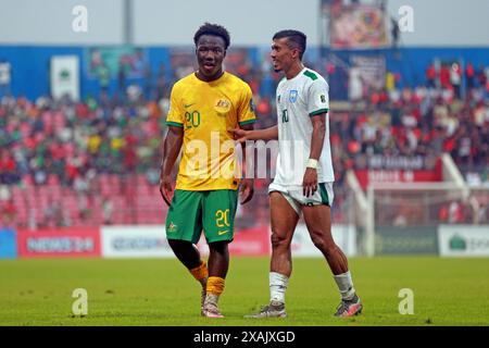 Bangladeschis Stürmer Rakib Hossain (R) und Australiens Stürmer Nestory Irankunda (L) während ihres zweiten Legspiels in der Qualifikation zur FIFA-Weltmeisterschaft bei Stockfoto