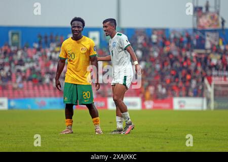 Bangladeschis Stürmer Rakib Hossain (R) und Australiens Stürmer Nestory Irankunda (L) während ihres zweiten Legspiels in der Qualifikation zur FIFA-Weltmeisterschaft bei Stockfoto