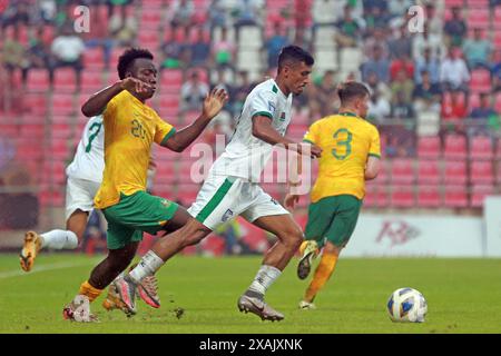 Isa Faysal (R) und australischer Stürmer Nestory Irankunda (L) im zweiten Legspiel der FIFA-WM-Qualifikation in Th Stockfoto