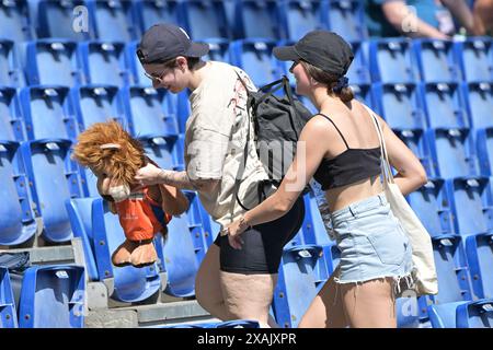 Olympiastadion, Rom, Italien. Juni 2024. Leichtathletik-Europameisterschaften 2024, Tag 1; Schweizer Fans mit ihrem Maskottchen Credit: Action Plus Sports/Alamy Live News Stockfoto