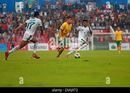 Bangladeschis Stürmer Sheikh Morsalin (R) und australischer Mittelfeldspieler Connor Metcalfe (L) im zweiten Legspiel der Qualifikation zur FIFA-Weltmeisterschaft A Stockfoto