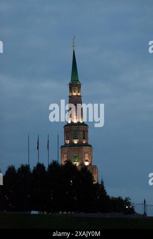 Nächtlicher Blick auf den Söyembikä-Turm im Kreml Kasan. Stockfoto