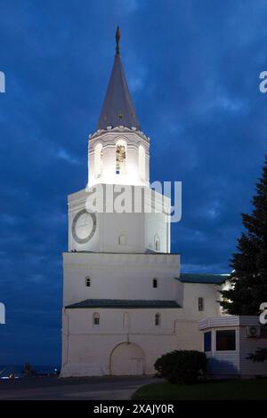 Nachtansicht auf den Spasskaya-Turm am Eingang des Kasaner Kremls. Stockfoto