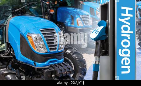 Landwirtschaftliche Zugmaschinen mit Wasserstoff-Brennstoffzelle. Konzept. Stockfoto