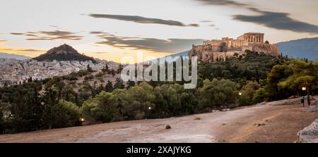 Panoramablick auf Athen bei Sonnenaufgang vom Pnyx-Hügel, mit der Akropolis auf der rechten und Lycabettus-Hügel auf der linken Seite Stockfoto