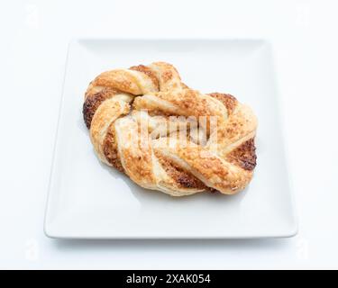 Pigtail-Brötchen auf weißem Hintergrund Stockfoto