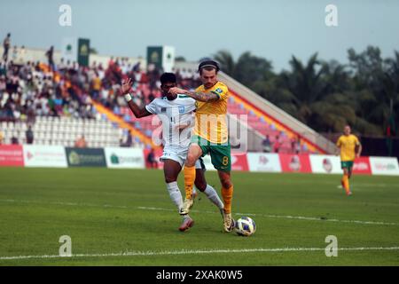 Der Bangladeschische Verteidiger Topu Barman und der australische Mittelfeldspieler Connor Metcalfe im zweiten Legspiel der FIFA-WM-Qualifikation in den Bashun Stockfoto